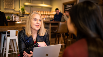 Dwie kobiety rozmawiające w kawiarni